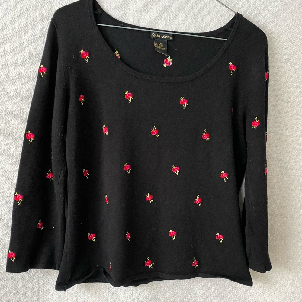 Sydney Easton Black w/RosebudsSweaterM